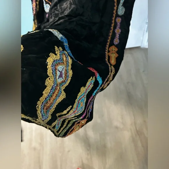 Vintage Velvet Traditional Palestinian Thobe - Picture 8 of 11